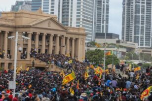 Σρι Λάνκα - Ασία: Παραιτείται ο πρωθυπουργός - Χιλιάδες διαδηλωτές εισέβαλαν στο προεδρικό μέγαρο ΦΩΤΟ