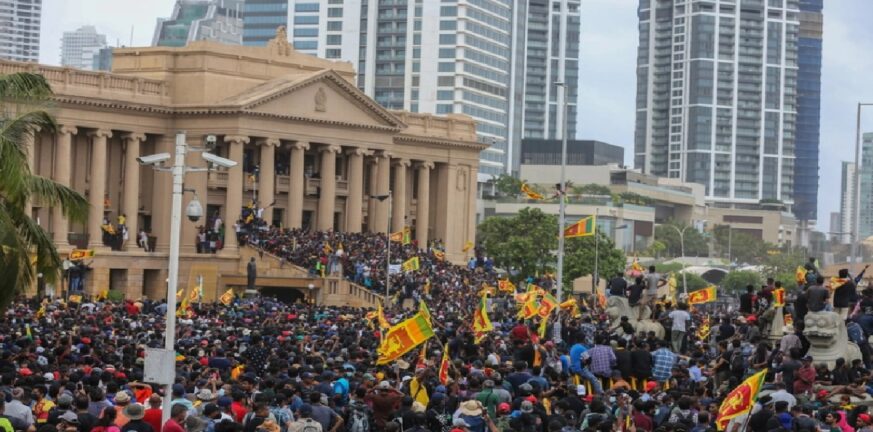 Σρι Λάνκα - Ασία: Παραιτείται ο πρωθυπουργός - Χιλιάδες διαδηλωτές εισέβαλαν στο προεδρικό μέγαρο ΦΩΤΟ