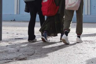 Κόρινθος - Απόπειρα βιασμού 14χρονης σε σχολείο: Προφυλακίστηκαν 2 από τους 5 μαθητές - Τι δηλώνει η μητέρα της