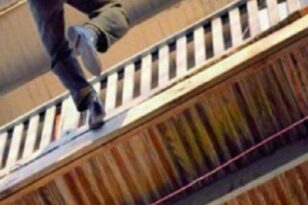 Αμπελόκηποι: Άτομο απειλεί να πέσει από το μπαλκόνι κτηρίου - Σε ετοιμότητα η ΕΛ.ΑΣ