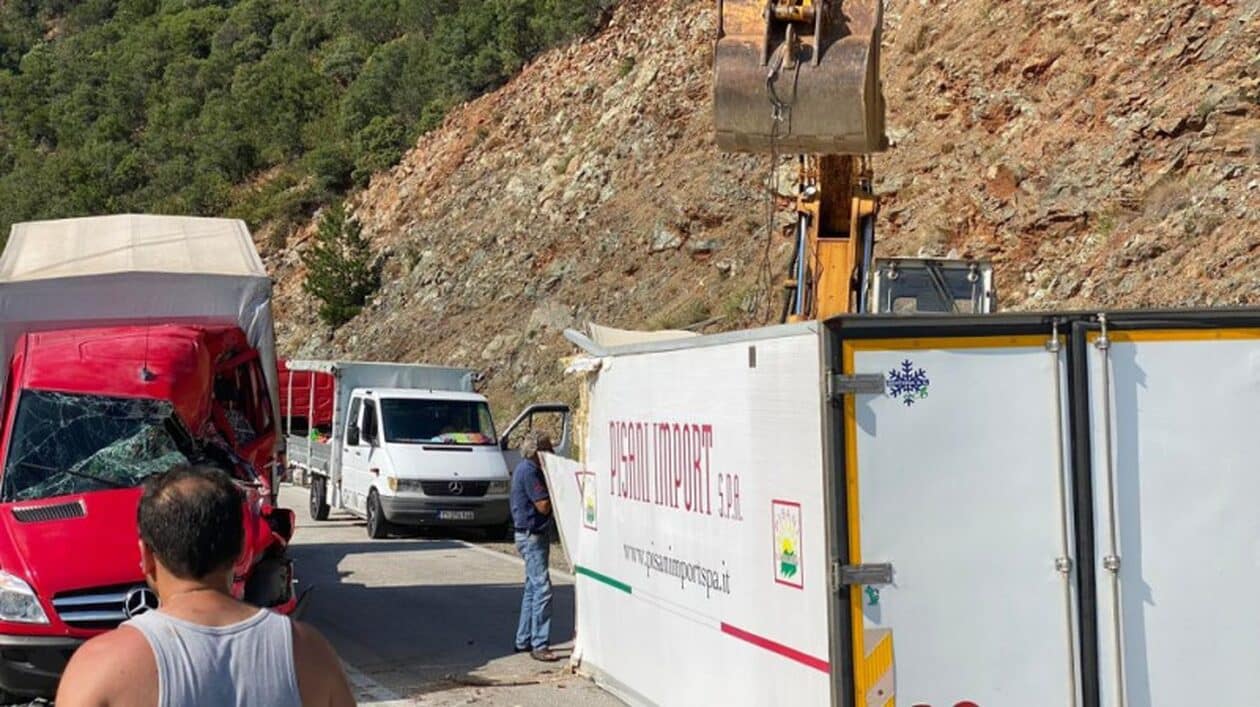 Τροχαίο στα Τρίκαλα: Επτά οι τραυματίες - Καρότσα φορτηγού συγκρούστηκε με διερχόμενο όχημα ΦΩΤΟ