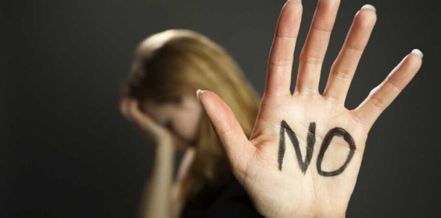 Σέριφος: «Με τραβούσαν από τα χέρια…», αναφέρει η 23χρονη που καταγγέλλει ομαδικό βιασμό