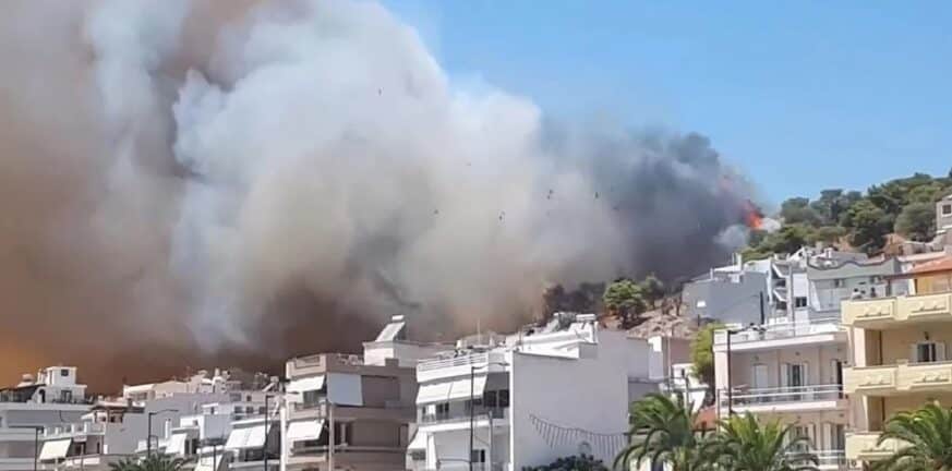 Φωτιά στη Σαλαμίνα: Υπό έλεγχο το μέτωπο - Αναβάλλεται η εκκένωση στο κέντρο Υγείας