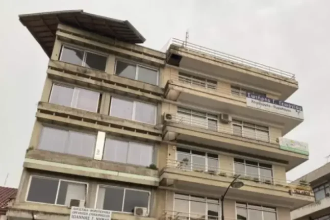 Τρίκαλα: «Σήκωσαν» στέγη πολυκατοικίας οι ισχυροί άνεμοι από ξαφνικό μπουρίνι - Ξεριζώθηκαν δέντρα ΦΩΤΟ