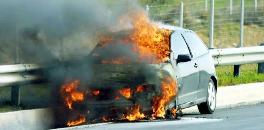 Θεσσαλονίκη: «Τυλίχθηκε» στις φλόγες αυτοκίνητο στη Δυτική Είσοδο - Δεν κινδύνεψαν οι επιβαίνοντες του οχήματος