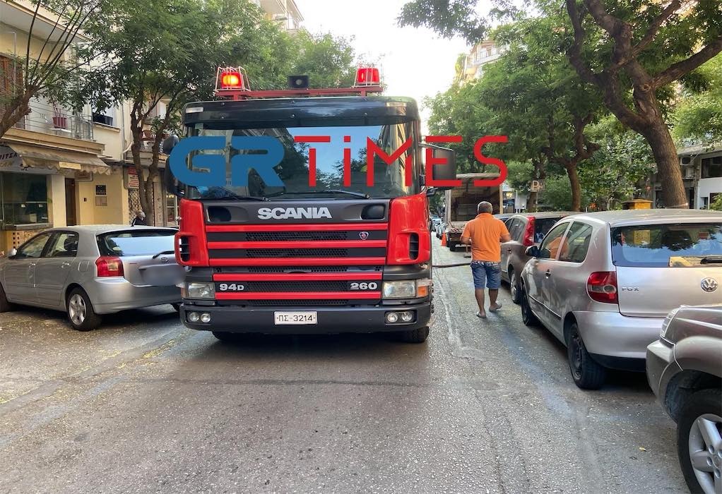 Θεσσαλονίκη: Έπιασε φωτιά σε ταράτσα πολυκατοικίας ΦΩΤΟ - ΒΙΝΤΕΟ
