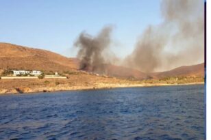 Σύρος: Σε ύφεση η φωτιά - Πνέουν ισχυροί άνεμοι στο νησί