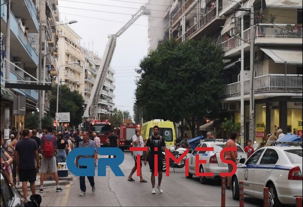 Φωτιά σε διαμέρισμα στη Θεσσαλονίκη: Έξι απεγκλωβισμοί - Μία ένοικος στο νοσοκομείο ΦΩΤΟ - ΒΙΝΤΕΟ