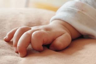 Λέσβος - Τραγωδία με δυο μηνών βρέφος: «Είδα το μωρό μου μελανιασμένο»