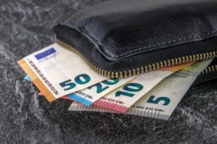ΟΑΕΔ - ΟΠΕΚΑ: Αλλάζουν όλα στα επιδόματα - Πληρωμές με προπληρωμένες κάρτες και φρένο στις αναλήψεις