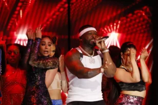 Μύκονος: «Ξεσήκωσε» τα πλήθη ο 50 Cent σε εμφάνιση του - ΒΙΝΤΕΟ
