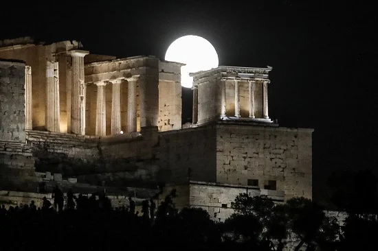 Πανσέληνος Αυγούστου 2022: «Γιορτάζουν» το ολόγιομο φεγγάρι αρχαιολογικοί χώροι, μνημεία και μουσεία