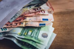 Κατώτατος μισθός: Όφελος έως και 532 ευρώ τον χρόνο με τη νέα αύξηση
