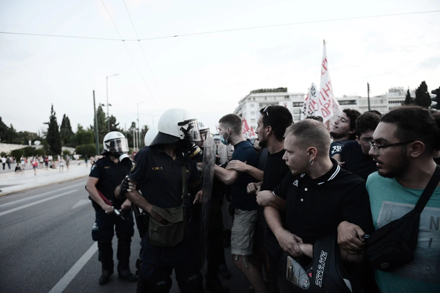 Αθήνα: Πορεία στην Πανεπιστημίου για την υπόθεση παρακολουθήσεων - ΦΩΤΟ