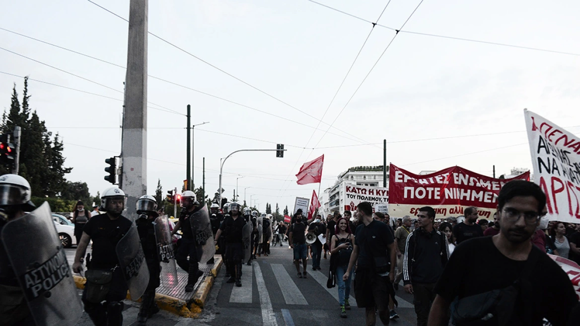 Αθήνα: Πορεία στην Πανεπιστημίου για την υπόθεση παρακολουθήσεων - ΦΩΤΟ