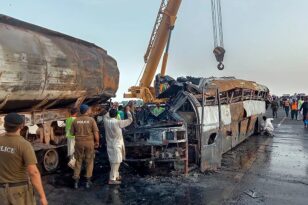 Πακιστάν: Λεωφορείο συγκρούστηκε με βυτιοφόρο - Απανθρακώθηκαν 20 άτομα