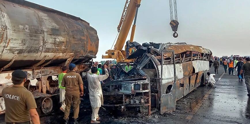 Πακιστάν: Λεωφορείο συγκρούστηκε με βυτιοφόρο - Απανθρακώθηκαν 20 άτομα