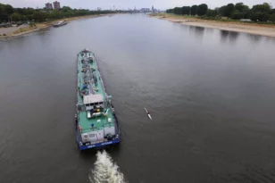 Ποταμός Ρήνος: Φορτηγίδα ακινητοποίησε 20 πλοία