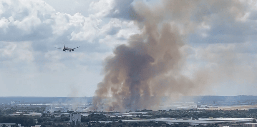 Συναγερμός στη Βρετανία: Μεγάλη φωτιά κοντά στο αεροδρόμιο Heathrow BINTEO
