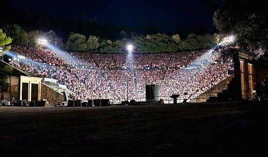 Δύο μέρες συνεχόμενα sold out στην Επίδαυρο για την «Αντιγόνη» του Τσέζαρις Γκραουζίνις! ΦΩΤΟ ΒΙΝΤΕΟ