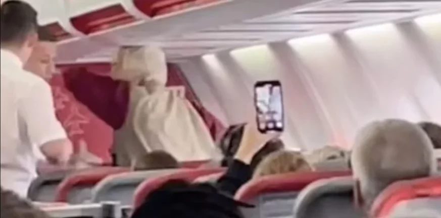 Επεισόδιο στον «αέρα»: Ηλικιωμένη χαστούκισε αεροσυνοδό επειδή της πήρε το ποτό - ΒΙΝΤΕΟ
