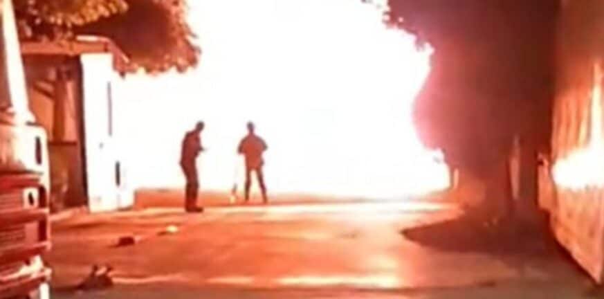 Πειραιάς: Κατασβέστηκε η φωτιά στο εργοστάσιο Ελαΐς