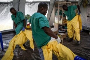 ΠΟΥ: Προτείνει δύο σκευάσματα με μονοκλωνικά αντισώματα για τον Έμπολα