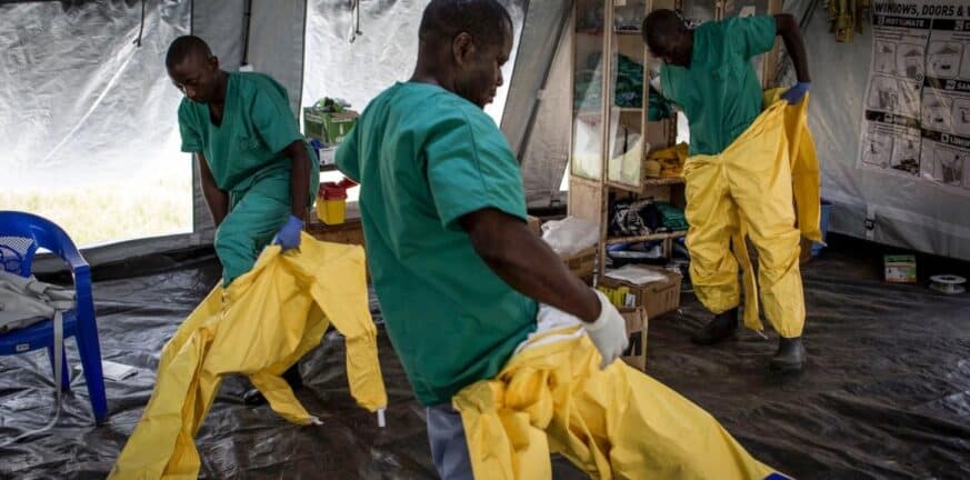 ΠΟΥ: Προτείνει δύο σκευάσματα με μονοκλωνικά αντισώματα για τον Έμπολα