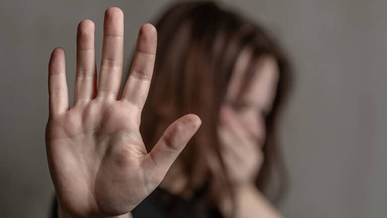 Βόλος: Σε ασφαλή χώρο η 22χρονη που δέχτηκε επίθεση με κατσαβίδι από τον σύντροφό της