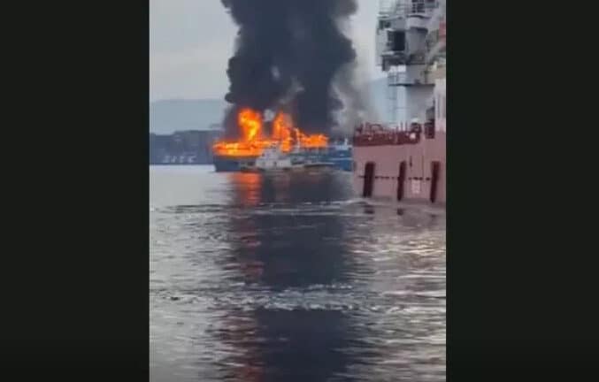 Φιλιππίνες: Τυλίχθηκε στις φλόγες πλοίο με 82 επιβάτες 