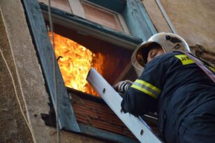 Φωτιά σε διαμέρισμα στη Θεσσαλονίκη - Πληροφορίες για εγκλωβισμένους