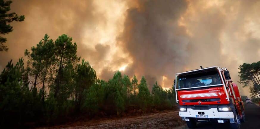 Λουτράκι: Οριοθετήθηκε η φωτιά  κοντά στο Καζίνο - Πνέουν ισχυροί άνεμοι στην περιοχή