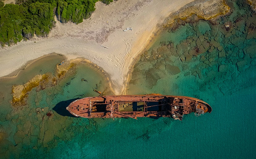 Το σκουριασμένο πλοίο στη χρυσαφένια αμμουδιά, σημείο αναφοράς στο Γύθειο - ΦΩΤΟ