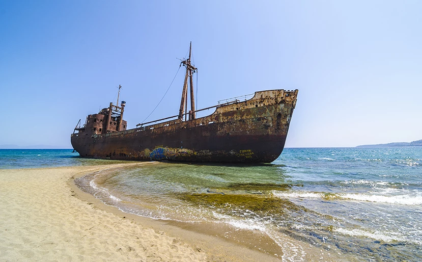 Το σκουριασμένο πλοίο στη χρυσαφένια αμμουδιά, σημείο αναφοράς στο Γύθειο - ΦΩΤΟ