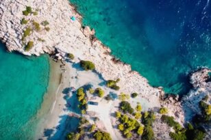 Η πανέμορφη παραλία στο «παρεξηγημένο» νησί δίπλα στην Αθήνα (βίντεο)