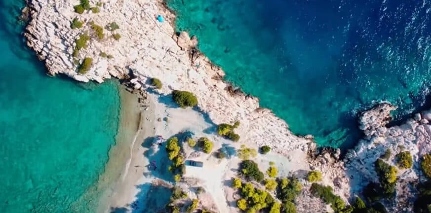 Η πανέμορφη παραλία στο «παρεξηγημένο» νησί δίπλα στην Αθήνα (βίντεο)