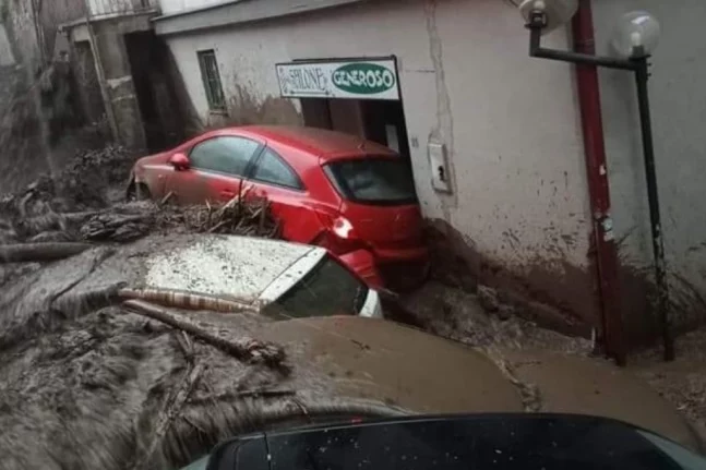 Κακοκαιρία στην Ιταλία: Παρασύρθηκαν αυτοκίνητα από τις ισχυρές βροχοπτώσεις - ΒΙΝΤΕΟ