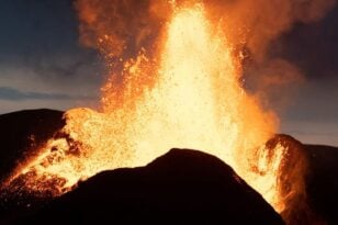 Συγκλονίζουν οι εικόνες από την έκρηξη του ηφαιστείου στην Ισλανδία - ΦΩΤΟ - ΒΙΝΤΕΟ