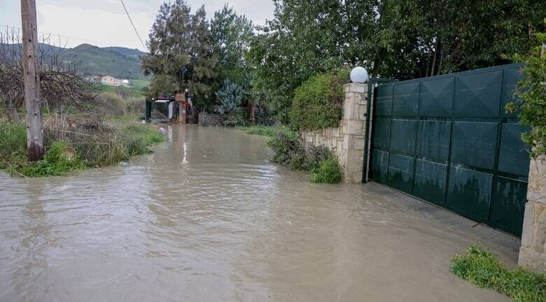 «Ποτάμια» οι δρόμοι στο Βόλο από το ξαφνικό μπουρίνι ΦΩΤΟ - ΒΙΝΤΕΟ