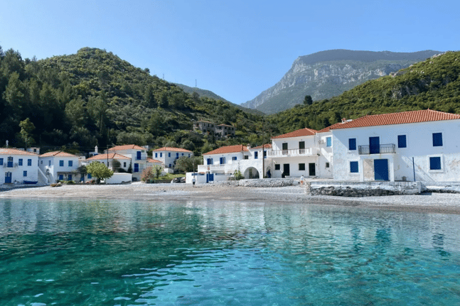 Κυπαρίσσι: Το χωριό της Λακωνίας που θυμίζει νησί!