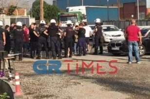 Συλλήψεις και ΜΑΤ στη Μαλαματίνα – Τι καταγγέλλουν οι εργαζόμενοι που ξεκίνησαν απεργία