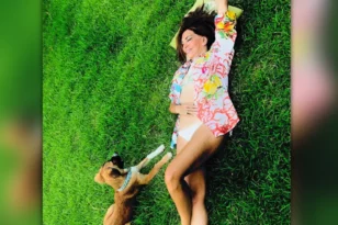 Μιμή Ντενίση: Ποζάρει χαμογελαστή και κεφάτη δίπλα στο σκύλο της με το μαγιό της