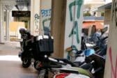 Πάτρα: Σιωπηρά μόνιμα τα μηχανάκια στα πεζοδρόμια, υπό το βλέμμα της Τροχαίας