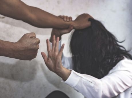 Χανιά: Χτυπούσε την έγκυο γυναίκα του, ακόμα κι όταν εκείνη τηλεφωνούσε στην Αστυνομία