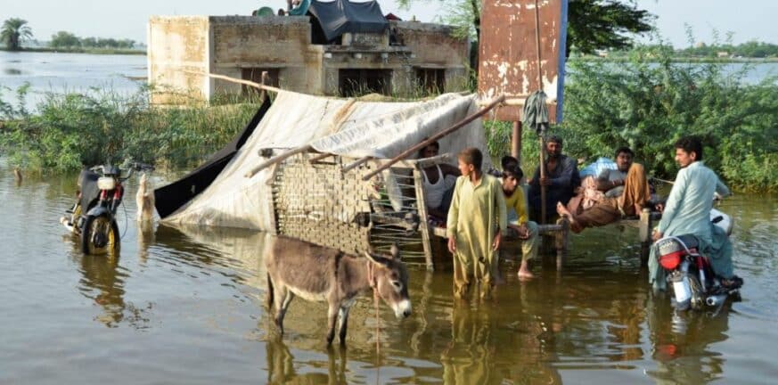 Φονικές πλημμύρες στο Πακιστάν – Κίνδυνος εξάπλωσης ασθενειών από έλλειψη πόσιμου νερού
