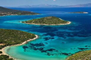 Οι ελληνικές «Μπαχάμες» δίπλα στην Αττική - Ιδανικό μέρος για τον Δεκαπενταύγουστο