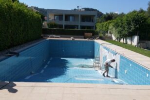 Κρήτη: Τουρίστας έπεσε σε πισίνα χωρίς νερό και τραυματίστηκε