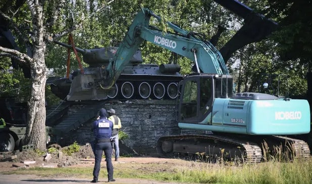 Εσθονία: Αποκαθηλώνονται μνημεία σοβιετικής εποχής - Αιτία η ένταση με τη Ρωσία