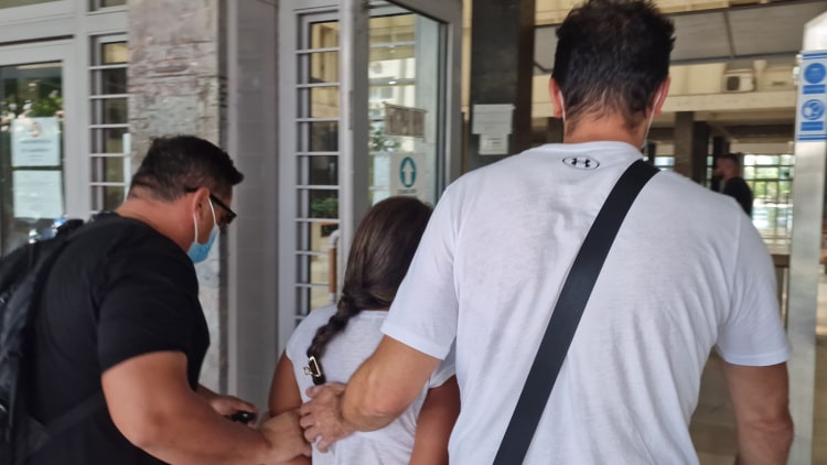 Θεσσαλονίκη - Ερωτική αντιζηλία: «Μου είπε να πάω προς το μέρος της και μου έριξε δύο μαχαιριές», λέει η 27χρονη
