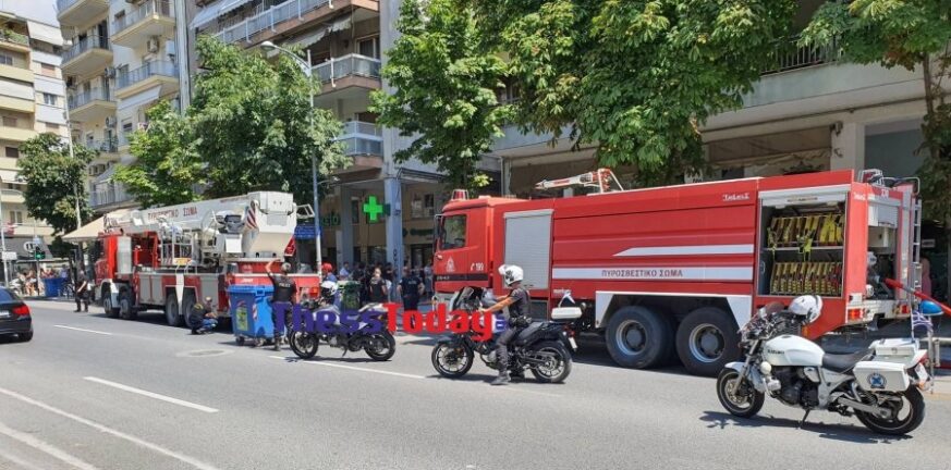 Θεσσαλονίκη: Φωτιά σε διαμέρισμα στον 2ο όροφο - Απεγκλωβίστηκαν δύο άτομα